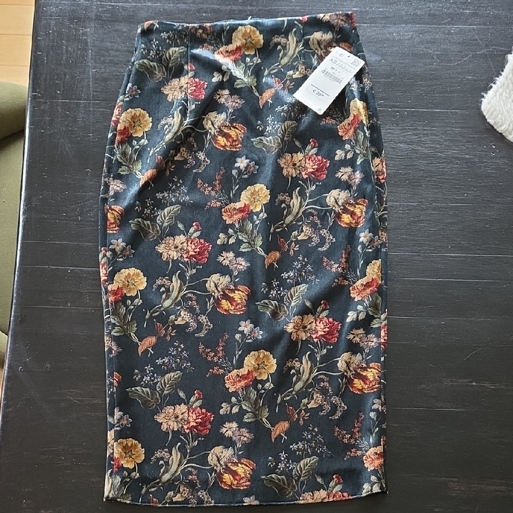 Zara Dark Floral Pencil Skirt